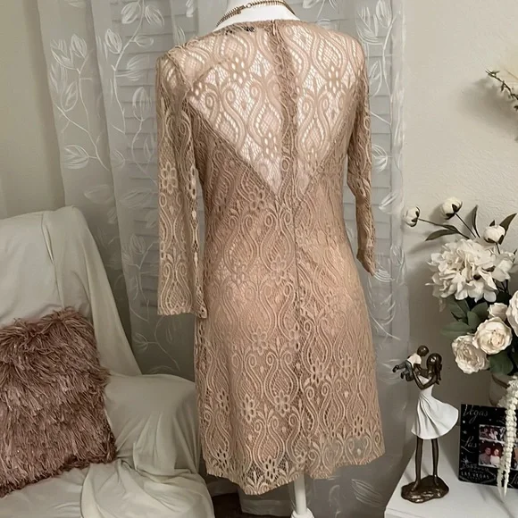 Beautiful dress - Picture 2 of 3